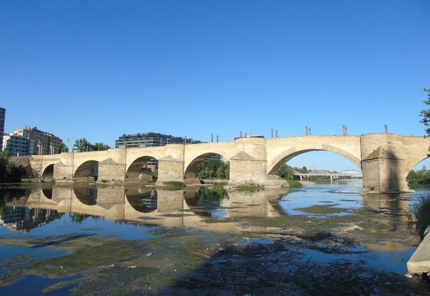 puente romano en zaragoza