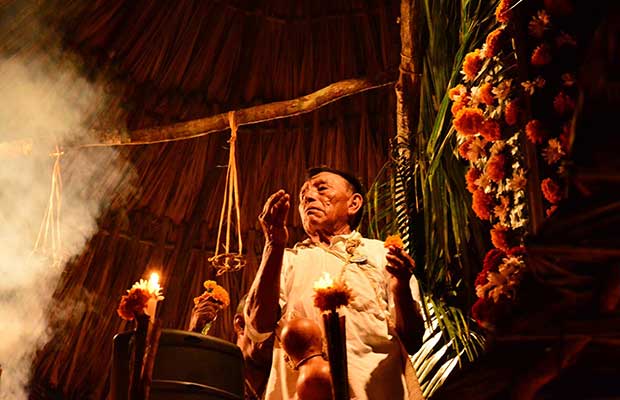 There the X´men, an old and spiritual leader of the community, make a beautiful ceremony to receive the departed.