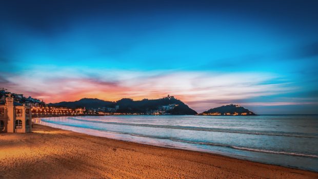  San Sebastian beach at night