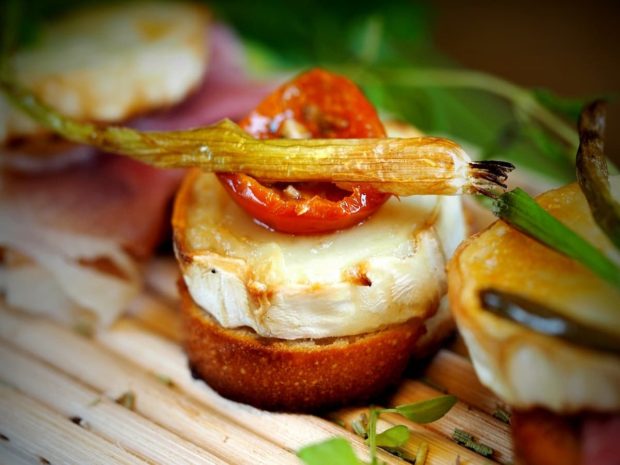 Spanish tapa of tomato and cheese