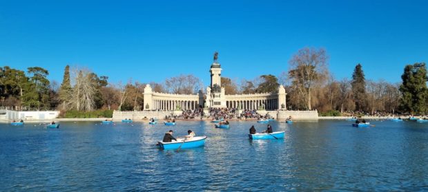 People on boats on El Retiro park lake