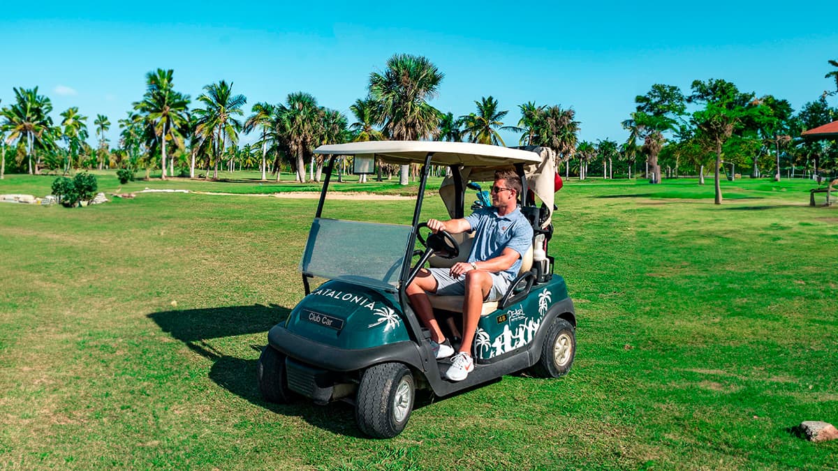 golf car in the field