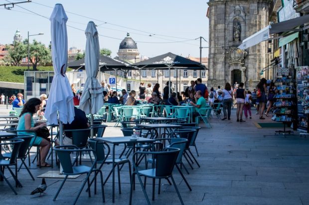 People at a restaurant in Porto