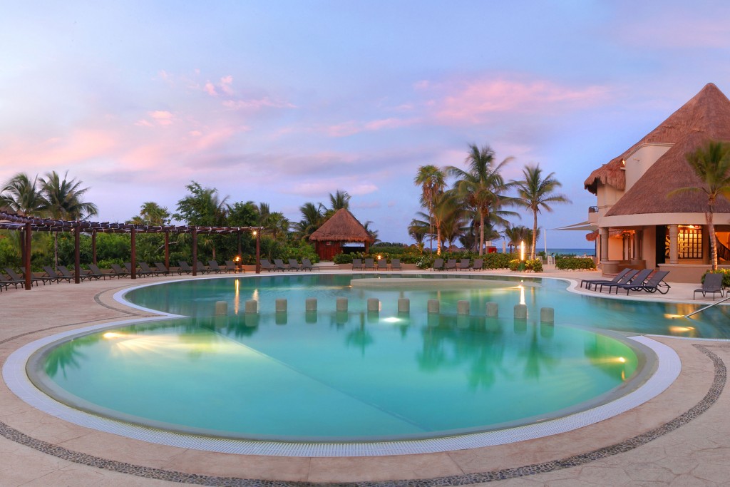 hotel catalonia playa maroma, piscina nocturna