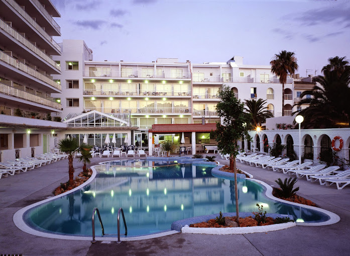 Piscina y hotel Catalonia del Mar en Mallorca