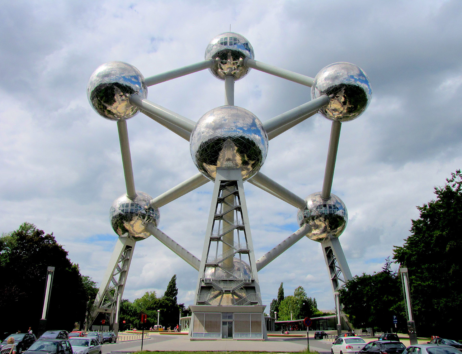 Unique landmarks. Символ Брюсселя Атомиум. Атомиум в Брюсселе (1958 г).. Архитектурное сооружение Атомиум (Брюссель). Андре Ватеркейн Атомиум.