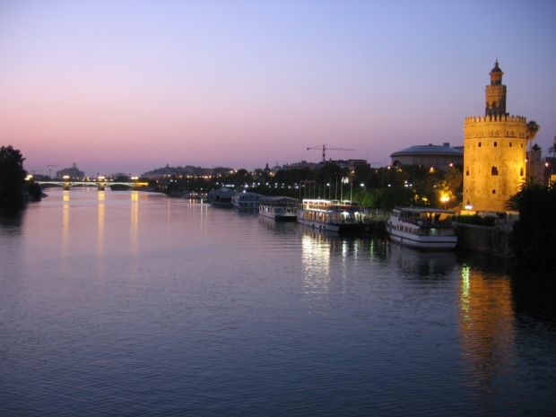 Torre del oro al atardecer