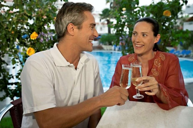 Pareja brindando en Canaria