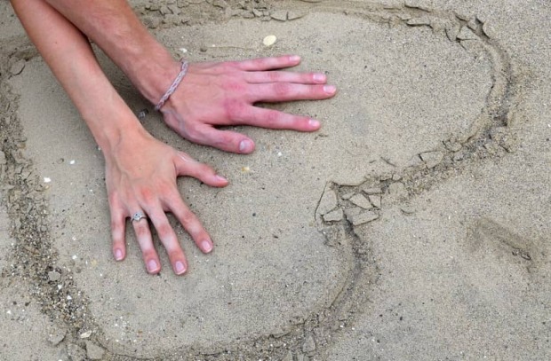 figura amor en arena de viaje