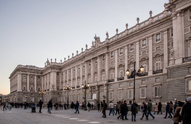 palacio real zona madrid austrias