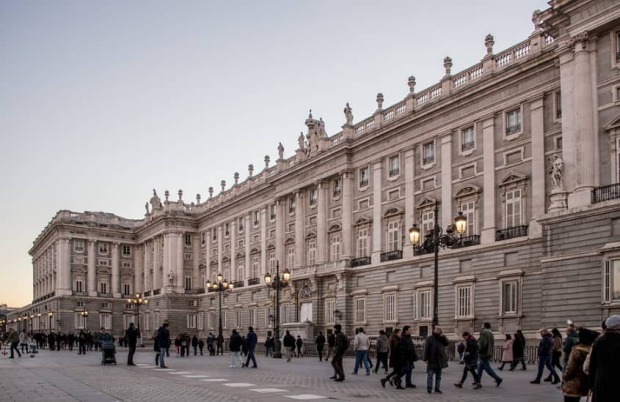 palacio real zona madrid austrias