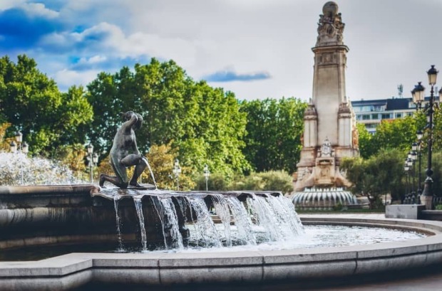 fuente en plaza de espana en ruta por madrid