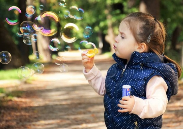 nina jugando en un parque