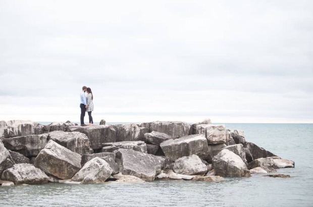 pareja en lugar con encanto