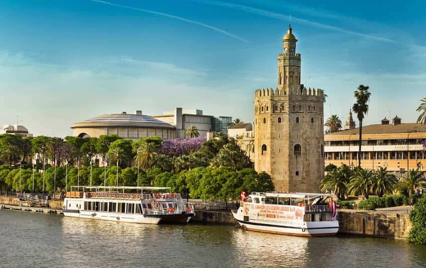 torre del oro barrios para dormir en sevilla