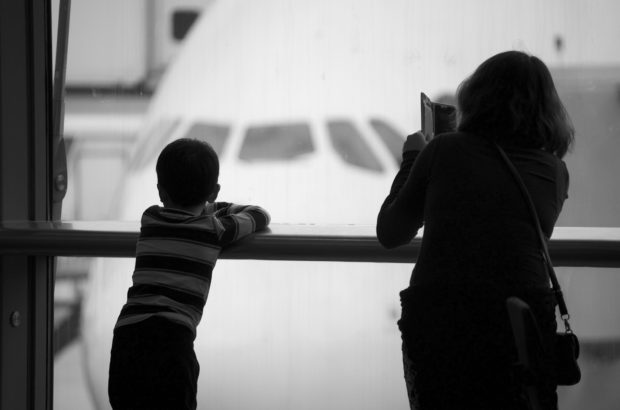 Madre e hijo en una terminal del aeropuerto