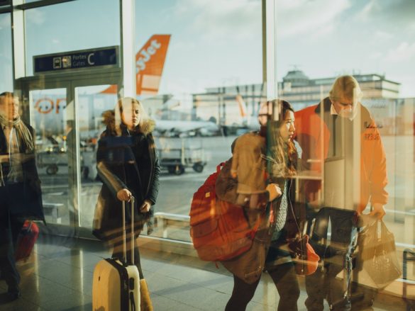 Personas embarcando en un avión