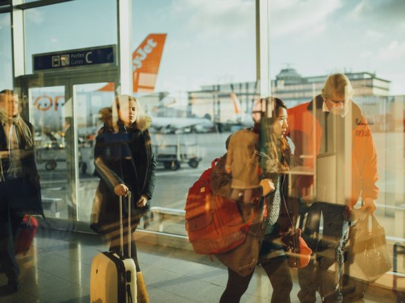 Personas embarcando en un avión