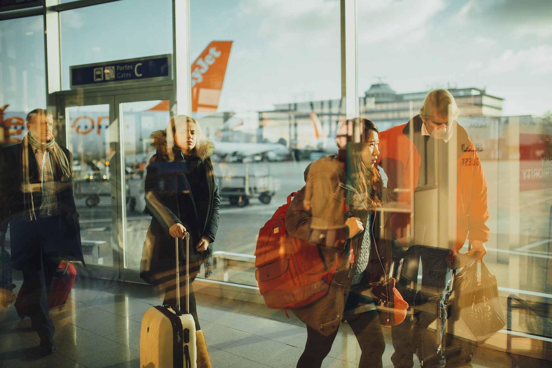 Personas embarcando en un avión