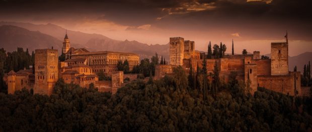 Vistas de la Alhambra de Granada al atardecer