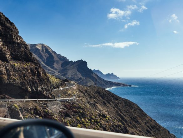 Carretera entre montaña y mar