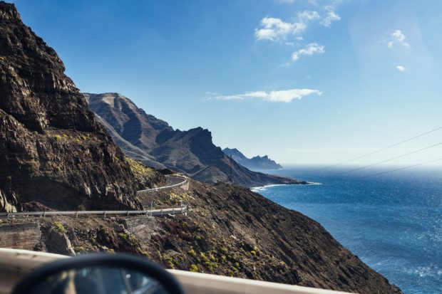Carretera entre montaña y mar