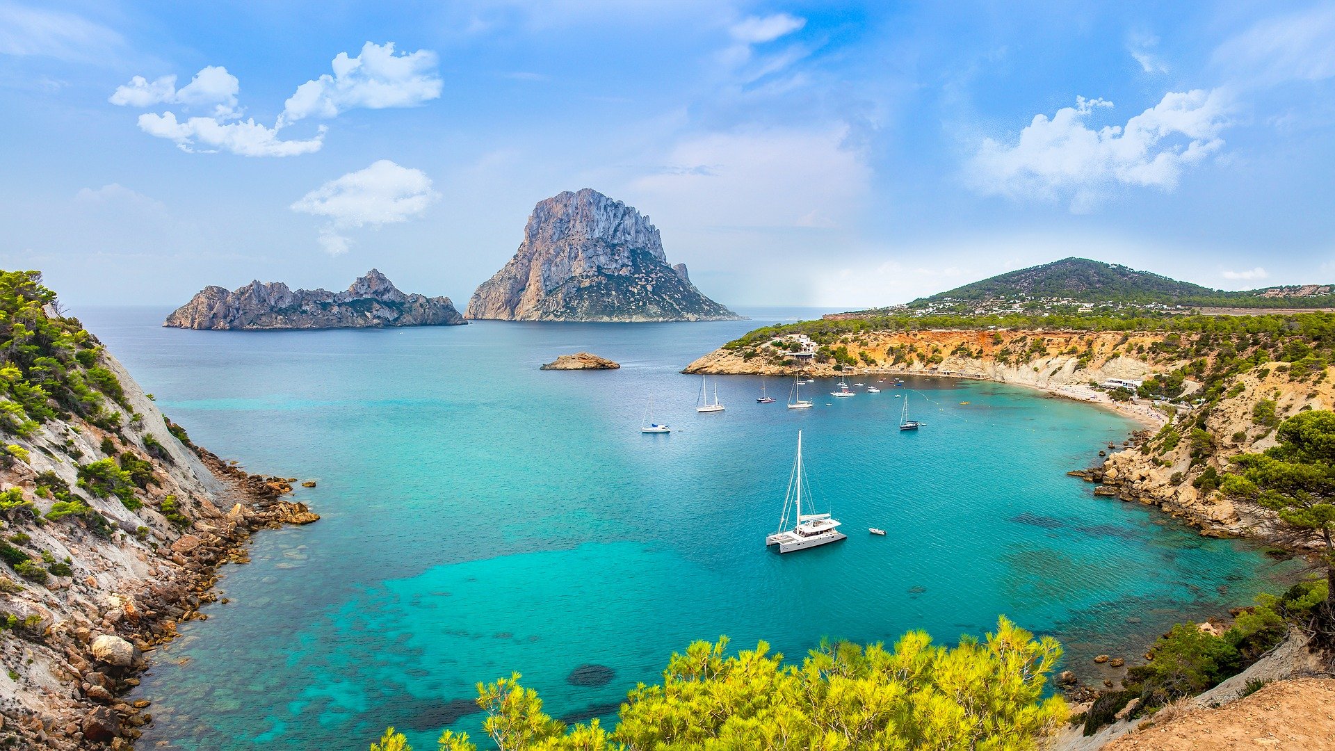 Cala de Ibiza con vistas al mar