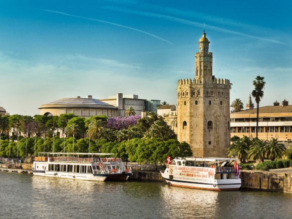 Torre del Oro en la ciudad de Sevilla