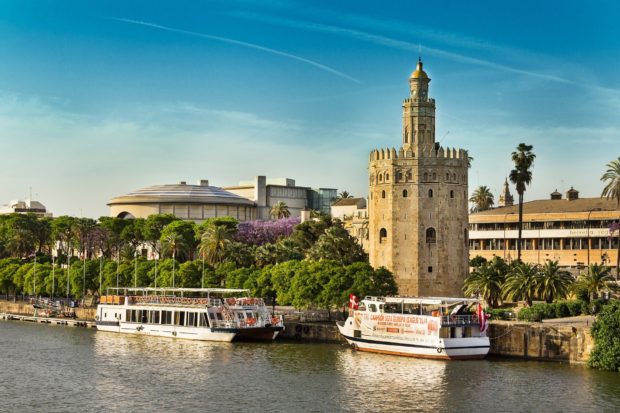 Torre del Oro en la ciudad de Sevilla