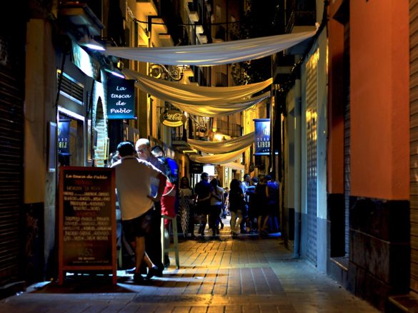 Ambiente nocturno en calle de bares