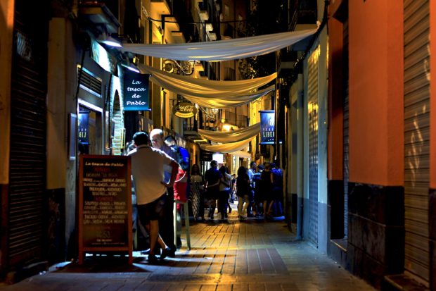 Ambiente nocturno en calle de bares