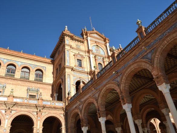 Vista arquitectónica de la Plaza de España en Sevilla