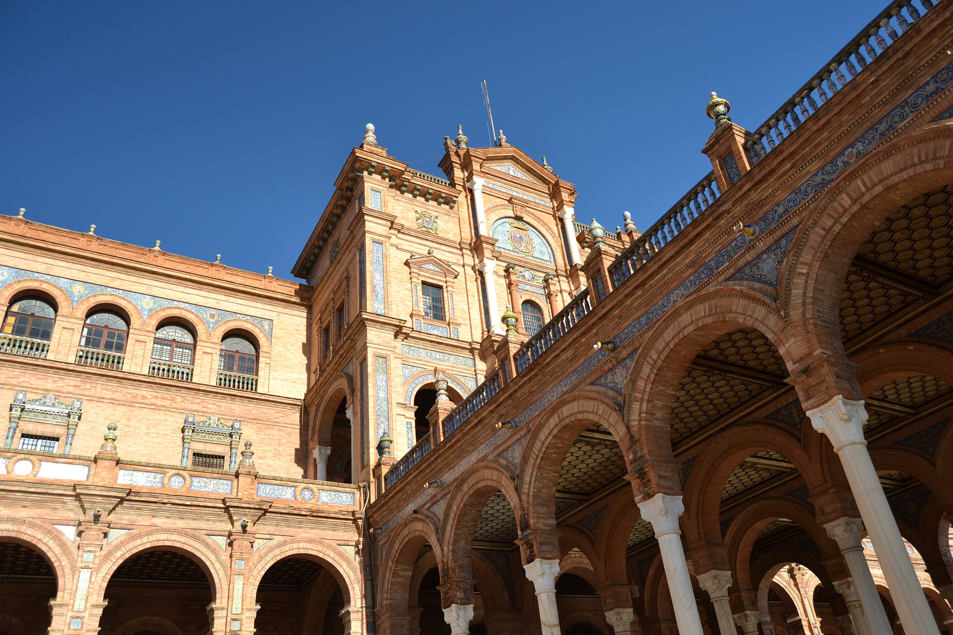 Vista arquitectónica de la Plaza de España en Sevilla