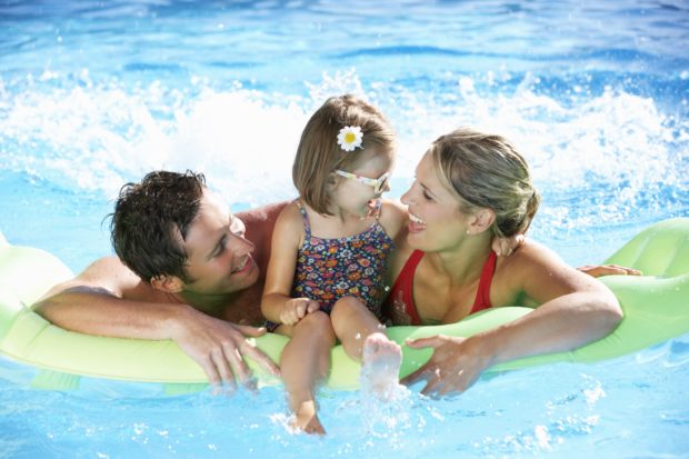 Familia en la piscina