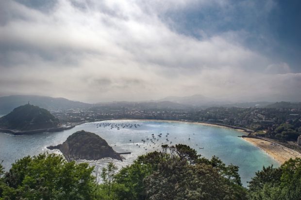 Vistas de San Sebastián y la playa de La Concha