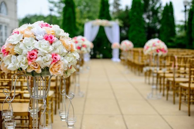 Arreglos para la celebración de una boda en un jardín