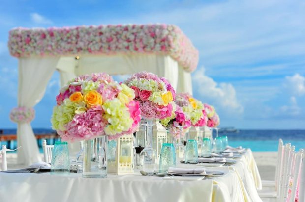 Decoración de una banquete de una boda en la playa. 