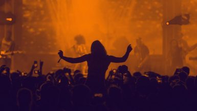Chica del público cantando en un festival