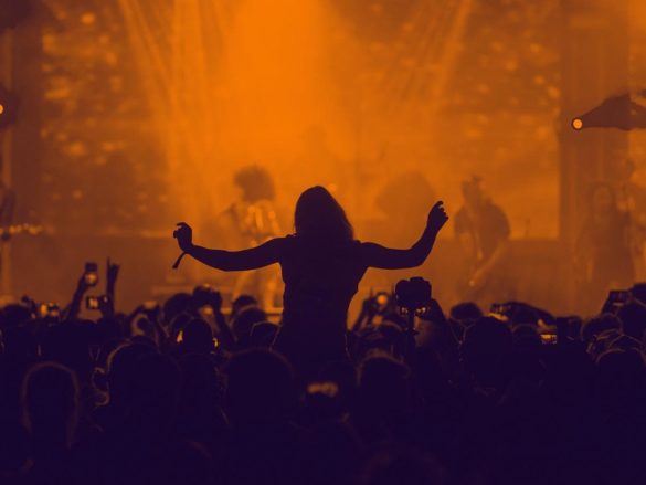 Chica del público cantando en un festival