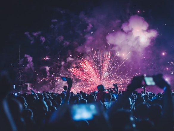 Personas celebrando y grabando vídeos en un festival