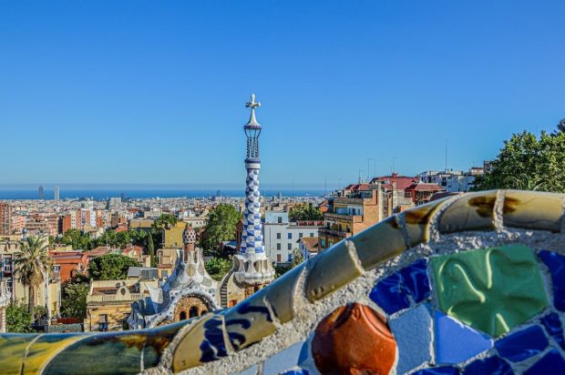 Panorámica del park güell en la ciudad de Barcelona