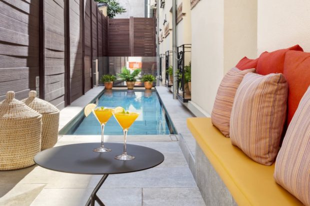 Piscina y pequeña terraza del hotel Catalonia Goya, en Madrid