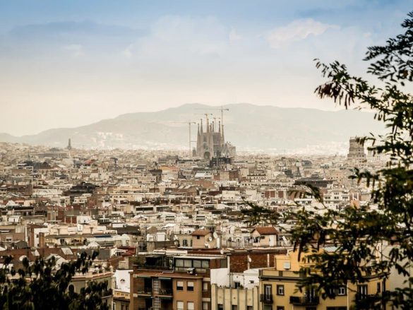 Panorámica de la ciudad de Barcelona con la basílica de la Sagrada Familia de fondo.