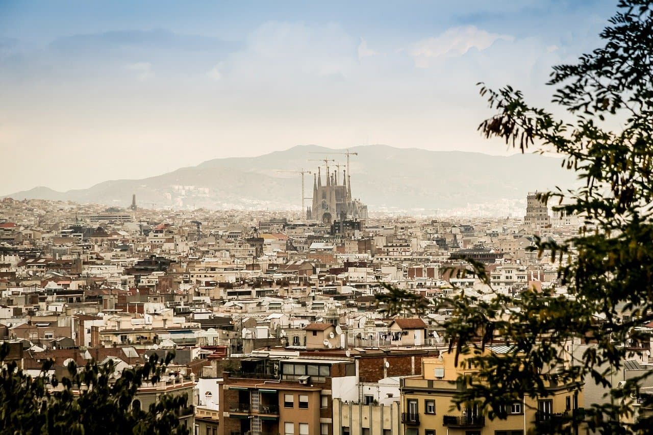 Panorámica de la ciudad de Barcelona con la basílica de la Sagrada Familia de fondo.