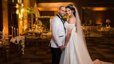 Pareja de novios sonriente en su boda en el hotel Catalonia Santo Domingo