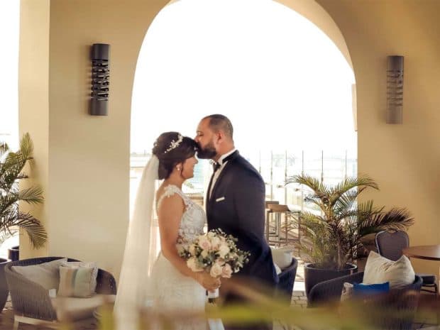 Pareja de novios besándose en su boda en el hotel Catalonia Santo Domingo
