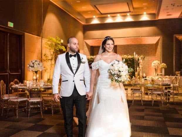 Pareja de novios entrando en el salón de bodas del hotel Catalonia de Santo Domingo