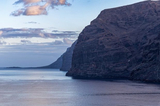 Playa de los Gigantes en Tenerife al amanecer