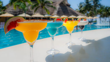 Bebidas en la piscina de Catalonia Royal Tulum