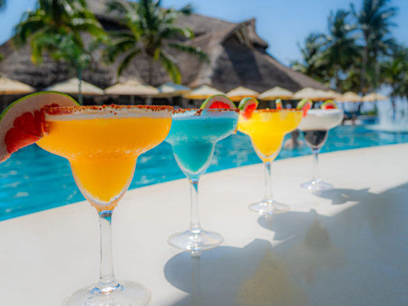 Bebidas en la piscina de Catalonia Royal Tulum